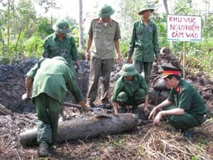 Tháo gỡ an toàn hai quả bom lớn