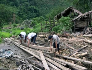 Sẻ chia với người dân vùng bão lũ