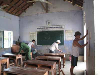 Người vùng bão đi giúp dân chống bão
