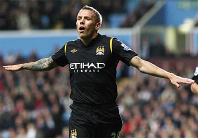 Man City bị níu chân ở Villa Park