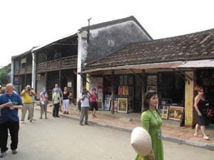 Phố cổ Hội An sau bão dữ