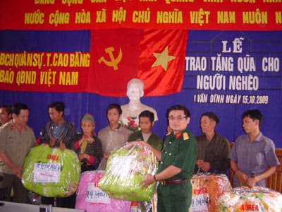 Vần Dính ấm tình quân dân