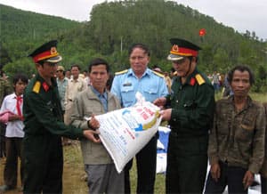 Thêm 7 chuyến bay cứu trợ xã Canh Liên