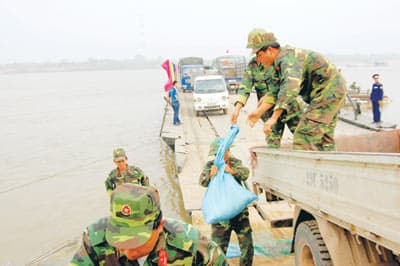 Trắng đêm làm đường, nâng bến