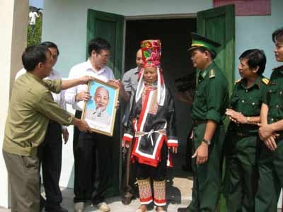 Vượt suối, băng rừng giúp dân