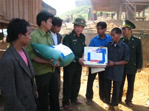 Sang bản Ka Lô Lào mừng Quốc khánh nước bạn