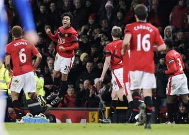 MU bám sát Chelsea bằng thắng lợi hủy diệt