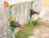Thiếu nước sạch ngay cạnh trạm cấp nước sạch!