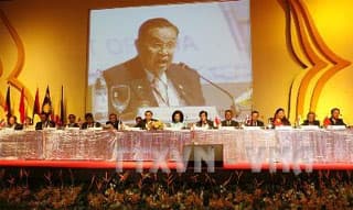 Vòng tay hội nhập bên bờ biển Pát-tay-a