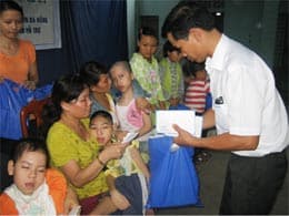 Trao quà cho nạn nhân chất độc da cam
