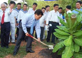 Trồng cây và đặt đá chủ quyền Trường Sa tại công viên lịch sử - văn hóa dân tộc