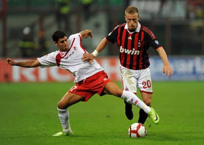 Bari đẩy Milan ngập sâu trong thất vọng
