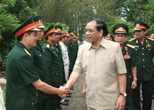 Tổng bí thư Nông Đức Mạnh: Thăm Trường Sĩ quan Tăng-Thiết giáp