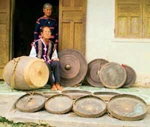 Một người dân còn giữ được trống hơ gơr cổ