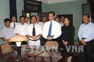 Thủ tướng Chính phủ và Chủ tịch Ủy ban Trung ương MTTQ Việt Nam dâng hương tưởng nhớ Bác Hồ