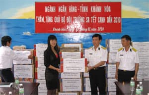 Thăm, chúc tết và tặng quà cán bộ, chiến sĩ và nhân dân huyện Trường Sa