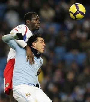Tevez lập hat-trick, ManCity trở lại Top 4