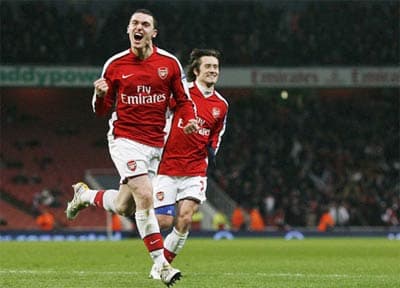 Ngược dòng ngoạn mục, Arsenal đánh chiếm ngôi đầu