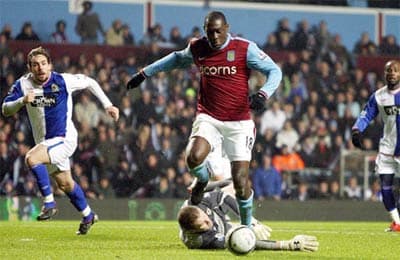 Aston Villa vào CK Carling sau 'tiểu thuyết' 10 bàn thắng