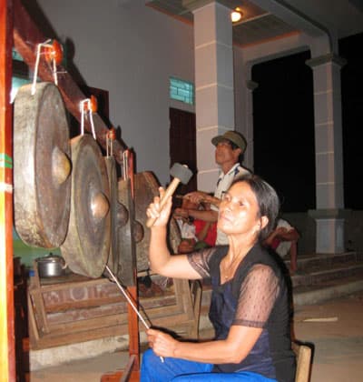 Dân tộc Thổ, tiếng chiêng còn "sót" lại