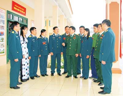 Nắm vững nguyên tắc, mở rộng dân chủ