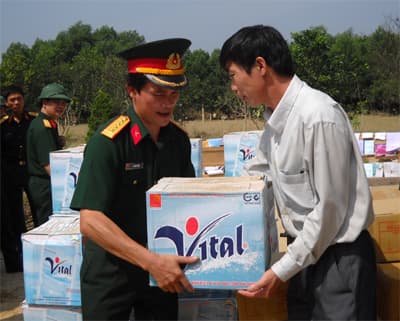 Đưa hàng cứu trợ đến tận tay người dân