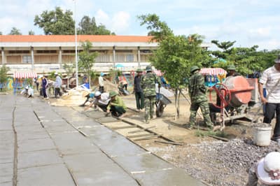 Quân dân đoàn kết, vun trồng tương lai