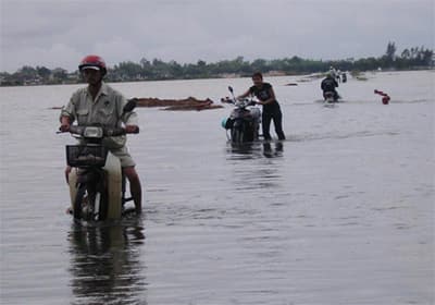 Một người chết, hơn 10 ngàn nhà dân bị ngập