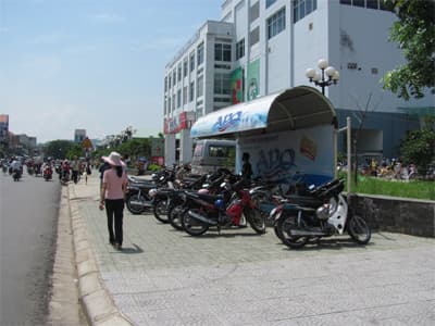 Nhà chờ xe buýt hay nơi giữ xe?