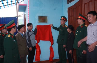 Bàn giao nhà tình nghĩa cho đối tượng chính sách
