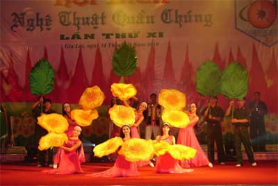 Gần gũi cuộc sống đồng bào, chiến sĩ