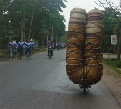 “Người khổng lồ” trên quốc lộ