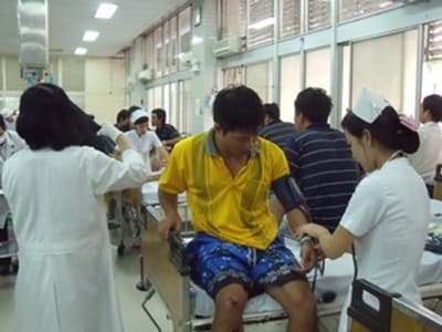 Đưa thủy thủ tàu Vân Đồn vào bờ bằng trực thăng