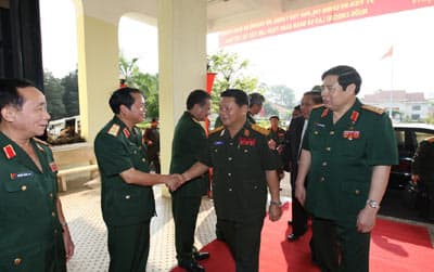 Bộ trưởng Bộ Quốc phòng Lào thăm chính thức Việt Nam