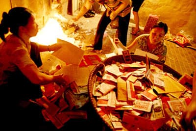 Đầu xuân nói chuyện đốt vàng mã