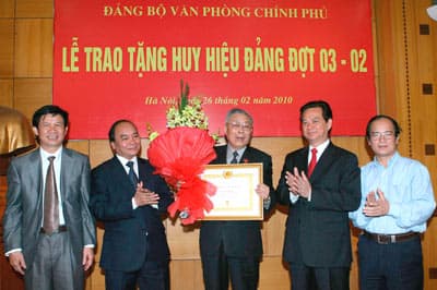 Trao Huy hiệu 70 năm tuổi Đảng tặng Trung tướng Đồng Sỹ Nguyên