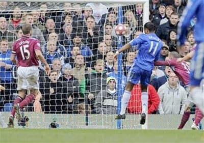 Chelsea và Arsenal song hành trên ngôi đầu