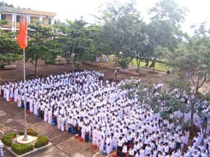 Giáo viên và học sinh phải hát Quốc ca khi chào cờ Tổ quốc