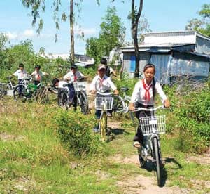 Bữa cơm trưa miễn phí cho học sinh nghèo
