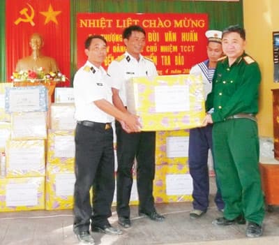 Đoàn công tác của TCCT đến thăm, làm việc tại quần đảo Trường Sa và nhà giàn DK1