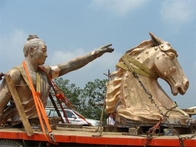 Rước tượng Thánh Gióng lên đỉnh Đá Chồng