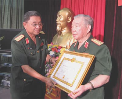 Trao Huy hiệu 70 năm tuổi Đảng tặng Đại tướng Nguyễn Quyết