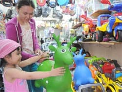 Đa phần đồ chơi trẻ em chưa được dán tem quy chuẩn chất lượng