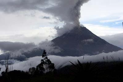Hai núi lửa Guatemala, Ecuador “thức giấc”, hàng ngàn người sơ tán