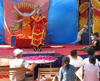 Hàng ngàn du khách dâng hương lễ hội Tháp Nhạn