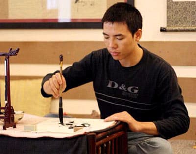 Ông đồ 8x và thư pháp chữ Việt