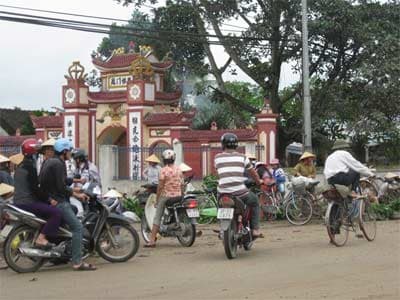 Di tích lịch sử không phải nơi họp chợ!