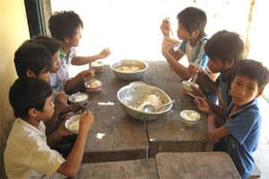 Chính sách hỗ trợ mới đối với học sinh khó khăn phải bán trú