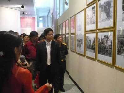 Trưng bày hơn 200 hiện vật, hình ảnh, tư liệu
