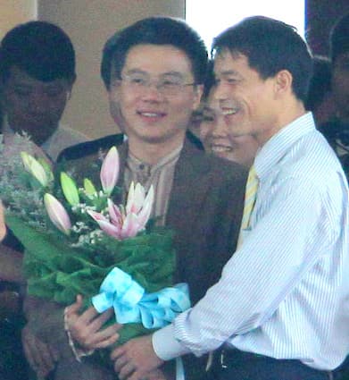 GS Ngô Bảo Châu về đến Hà Nội